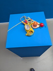 Anja Schreurs: "Look who´s painting" on pedestal